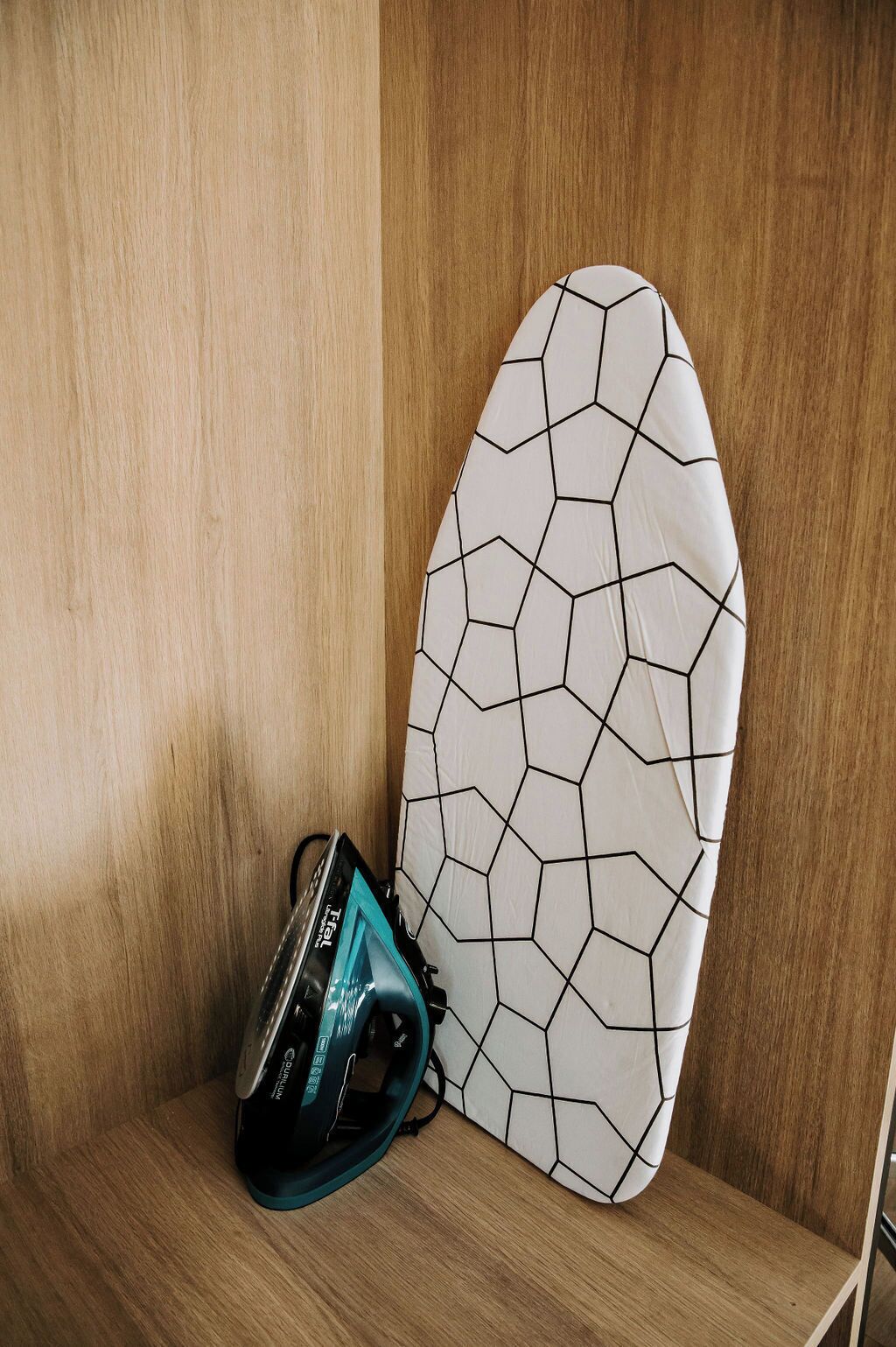 Une planche de surf appuyée contre un mur en bois.