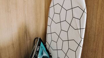 Une planche de surf appuyée contre un mur en bois.