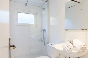 Shower, towels - Apartment in Llafranc near Sandy Beach (Llafranc)