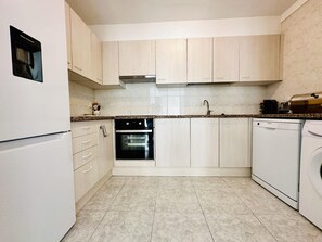 Kühlschrank, Mikrowelle, Ofen, Geschirrspüler