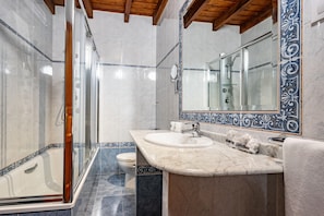 Douche, sĂšche-cheveux, serviettes fournies