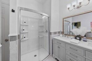 Douche, séchoir à cheveux, serviettes fournies