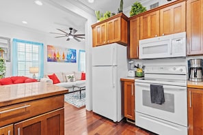 Een koelkast, een microgolfoven, een oven, een kookplaat