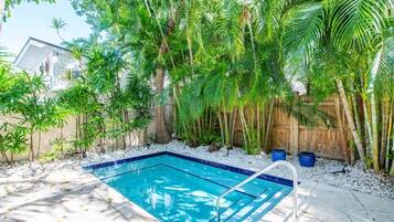 Sebuah kolam renang air hangat