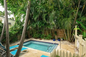 Een verwarmd zwembad