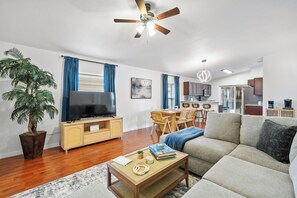 Smart TV, futbolito, mesa de ping pong