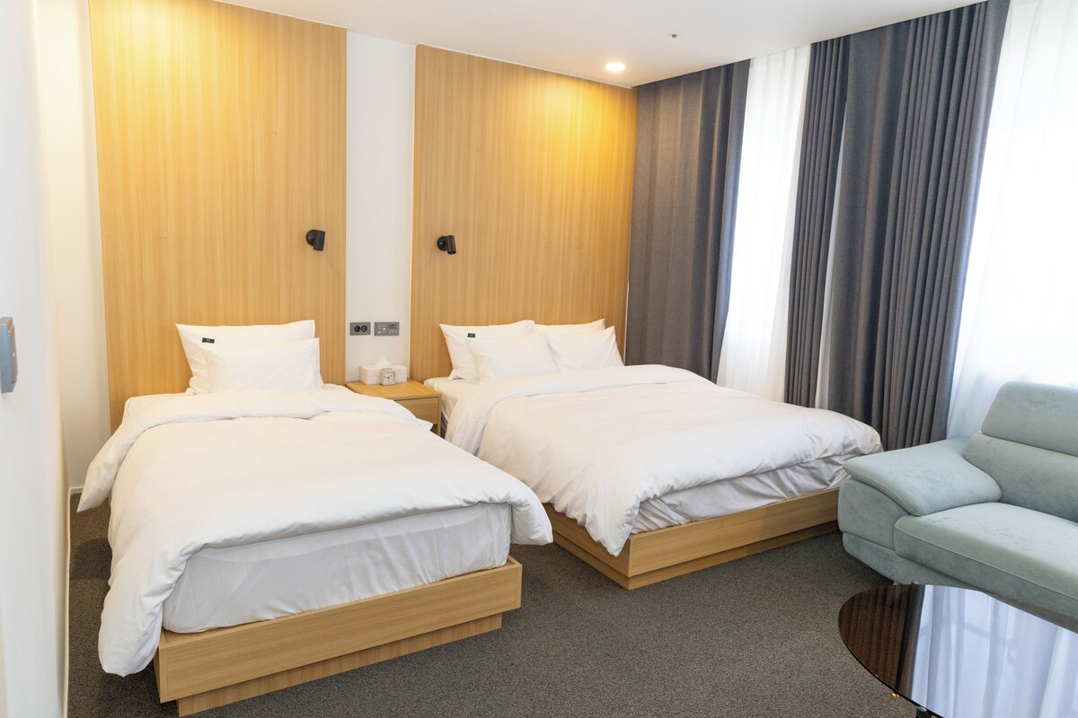 Deluxe Twin Room, City View | Premium bedding, down comforters, desk, WiFi (free)