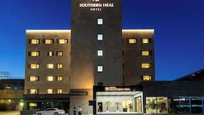 Un hotel con un cartel llamativo que dice 'Southern Heal Hotel' y un spa llamado 'R1 Relining Spa' debajo.