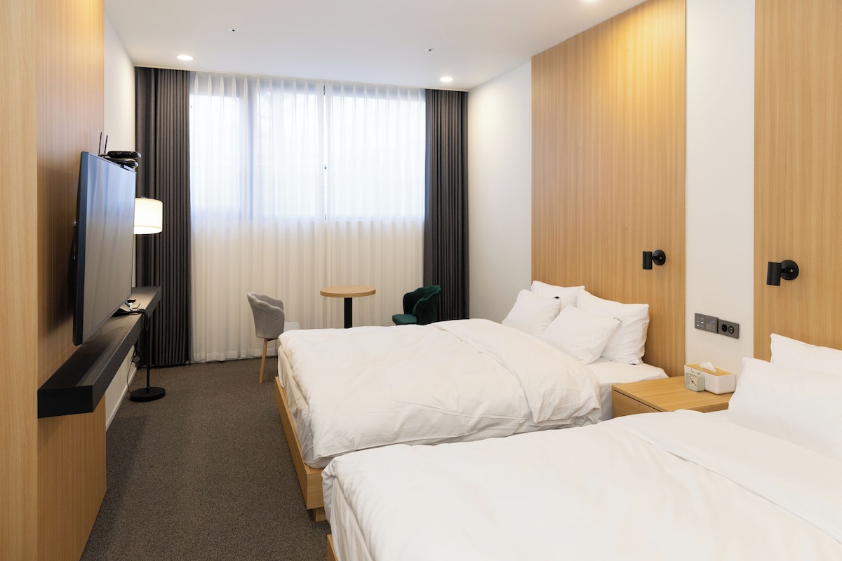 Family Twin Room | Premium bedding, down comforters, desk, WiFi (free)