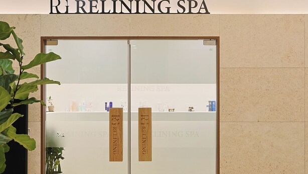 La entrada al Spa RJ Relining, con un diseño limpio y moderno.
