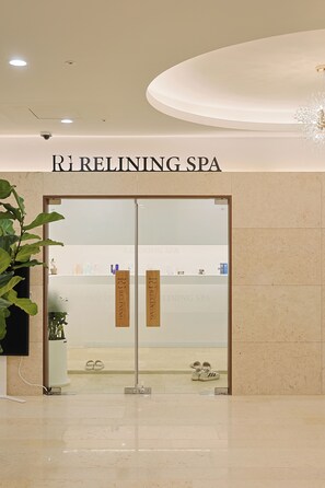 La entrada al Spa RJ Relining, con un diseño limpio y moderno.