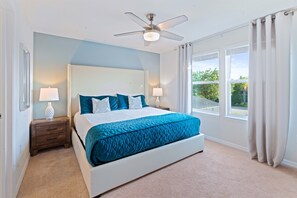 5 slaapkamers, een bureau, een strijkplank/strijkijzer, reisbedje