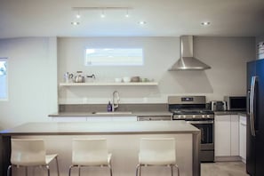 Frigorifero, microonde, forno, piano cottura