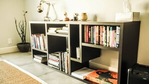 Una estantería con libros y objetos decorativos.