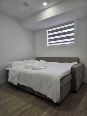 1 bedroom, WiFi, bed sheets - Cozy 1BR Suite, Sleeps 4, Private Entry + Parking (Calgary)