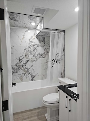 SĂšche-cheveux, serviettes fournies, savon, papier toilette