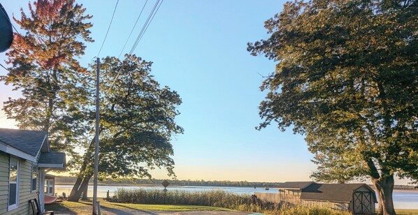 Una propiedad frente al lago con una casa, muelle y un bote.