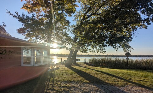Three Bears Cottages - Mama Bear - Cozy 2-bedroom cabin with AC, WiFi