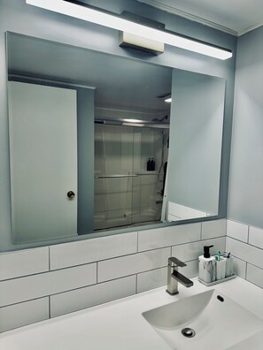 Towels, soap, toilet paper - Private Bedroom & Bath | Downtown Edmonton (Edmonton)