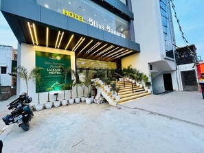 Property entrance - Hotel Bliss Banaras (Varanasi)