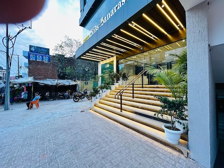 Property entrance. Hotel Bliss Banaras