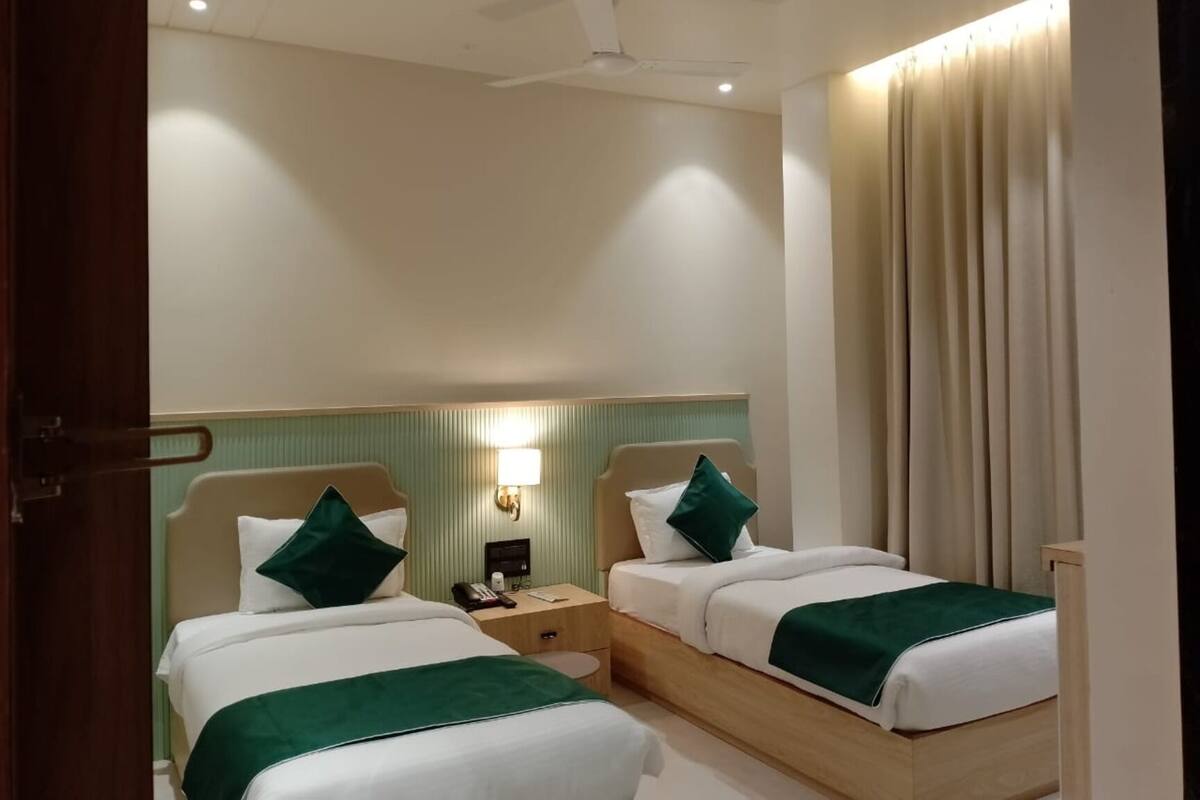 Deluxe Double Room | Minibar, desk, bed sheets