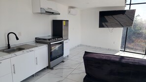 Deluxe Double Room, Balcony, City View | Private kitchen - HOTEL OASIS INN (Atotonilco el Alto)