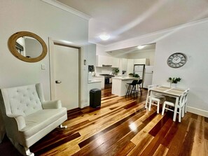 Interior - Lovely room in a shared home right next to the beach with lots of fun activities (Brighton-Le-Sands)
