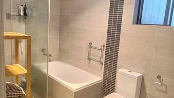 Assecador de cabells, tovalloles i paper higiènic