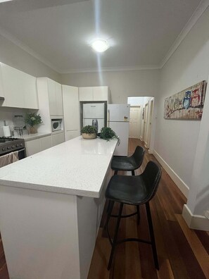 冰箱、微波炉、烤箱、炉灶