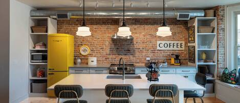 Refrigerador, microondas, horno y parrilla de estufa