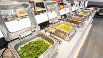 Daily buffet breakfast (CNY 48 per person)