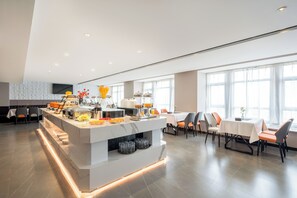 Desayuno buffet diario (CNY 48 por persona)