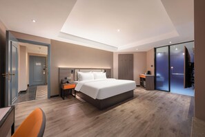 Executive Suite | Peralatan tempat tidur premium, busa memori, ruang kerja komputer riba 