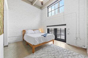 1 bedroom, WiFi, bed sheets - The Cozy Comfy Spacious Loft with Wi-Fi, Parking, Cafe (Cleveland)