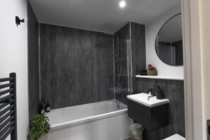 Departamento, 2 habitaciones, con acceso para personas discapacitadas, balcón | Baño | Batas y papel de baño 