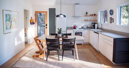 Bird House: Fully Renovated Vesuvius Cottage