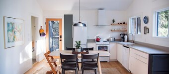 Bird House: Fully Renovated Vesuvius Cottage