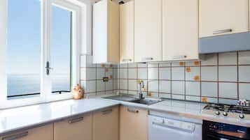 Refrigerador, horno, lavavajillas y utensilios de cocina