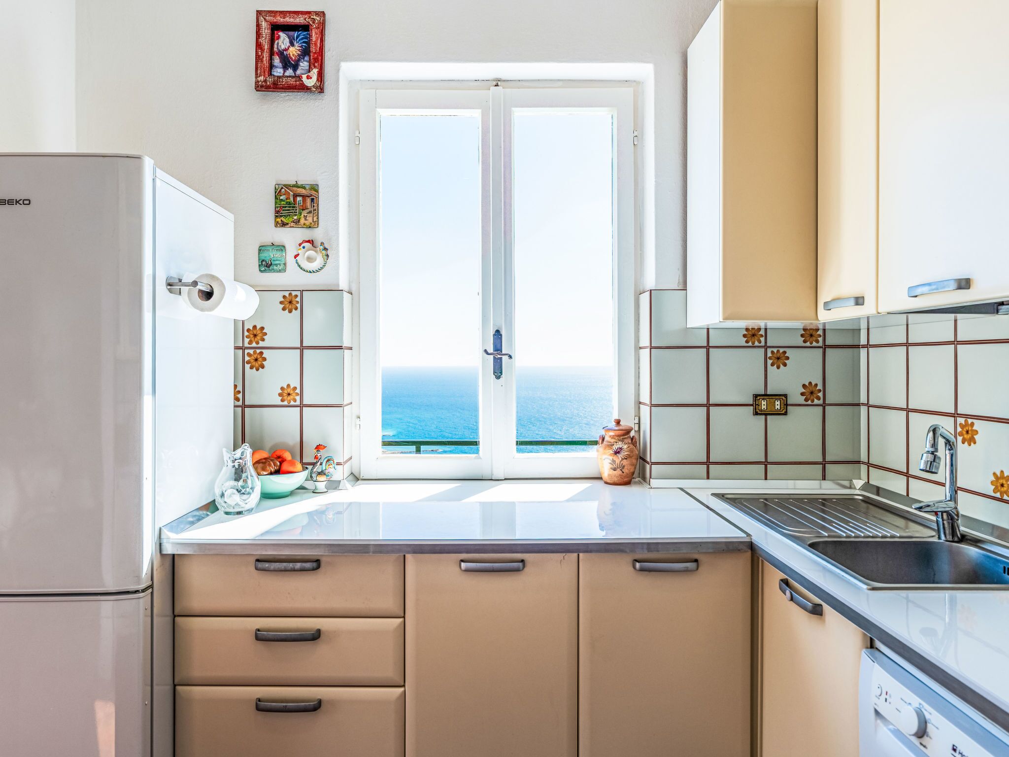 Jääkaappi, uuni, astianpesukone, keittoastiat/astiat/ruokailuvälineet