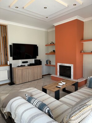 TV, caminetto, impianto stereo