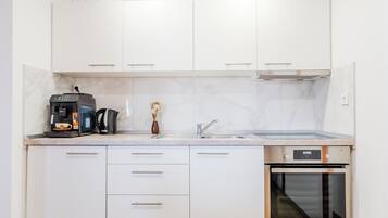 Frigorífico, horno, placa de cocina y cafetera o tetera