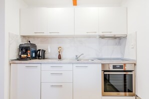 Fridge, oven, stovetop, coffee/tea maker