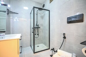 Shower, hair dryer, bidet, towels - Casa Gigi, Sanremo, Italy (Sanremo)
