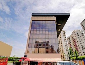 Front of property - Hotel Apple Palace Surat (Surat)