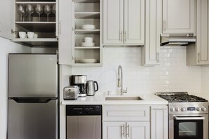 Kylskåp, mikrovågsugn, ugn och spishäll