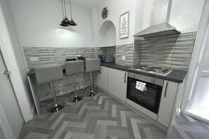 Fridge, microwave, oven, stovetop - Telford - Apartment - Sleeps 5 - Flat 4 (Telford)