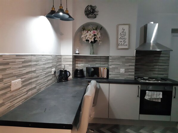 Réfrigérateur, micro-ondes, four, plaque de cuisson