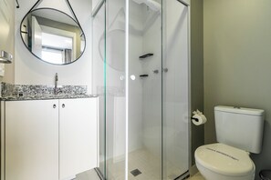 Secadora de cabello, toallas, jabón, papel de baño 