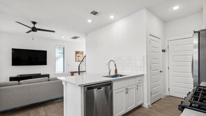 Private kitchen - Stunning 3BR Desirable Austin Location (Austin)